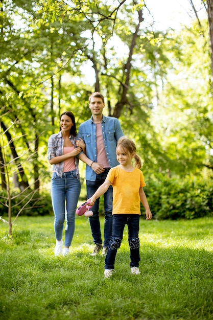 Glückliche junge Familie im Park