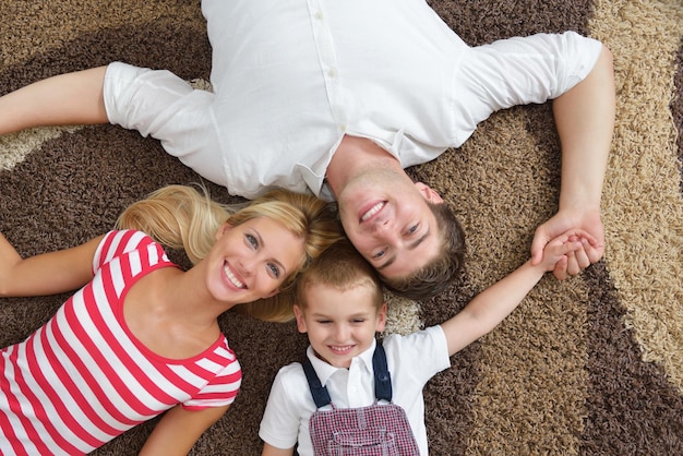 glückliche junge familie mit kindern im hellen modernen wohnzimmer haben spaß und sehen großen flachen lcd-fernseher aus