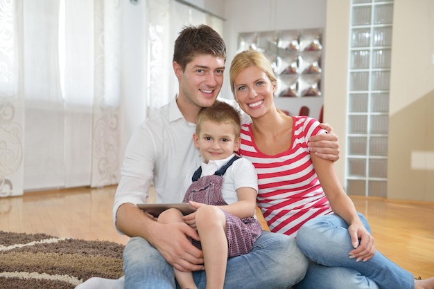 glückliche junge familie mit kindern im hellen modernen wohnzimmer haben spaß und sehen großen flachen lcd-fernseher aus