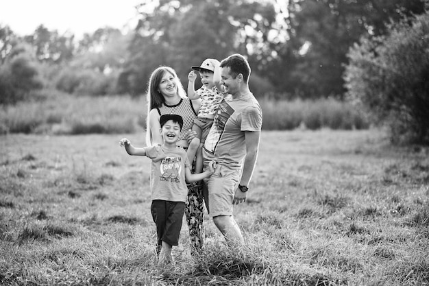 Glückliche junge Familie, Mutter, Vater, zwei Kinder, Sohn in der Natur, die Spaß hat