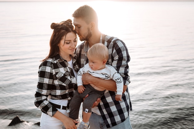 Foto glückliche junge familie zusammen. eltern und ihr kleines kind.