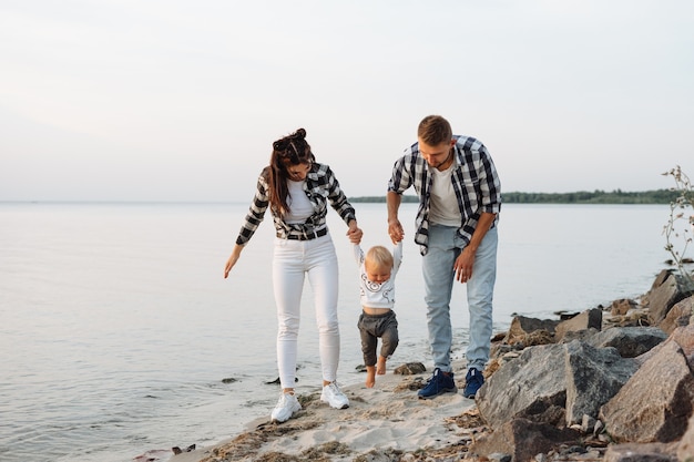 Foto glückliche junge familie zusammen. eltern und ihr kleines kind.