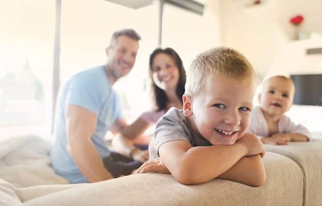 Glückliche junge Familie