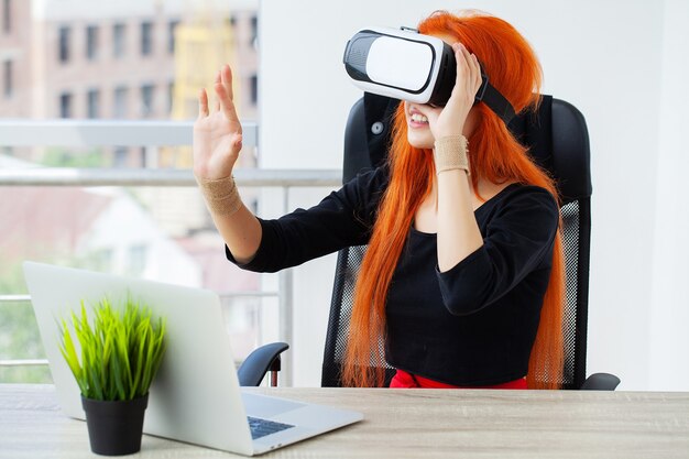 Foto glückliche junge frau, die ein virtual-reality-headset verwendet.