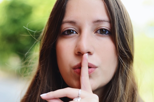 Foto glückliche junge frau, die eine ruhige geste macht