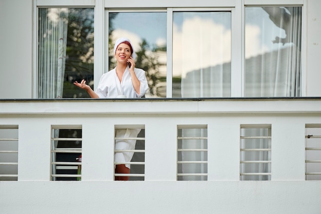 Glückliche junge Frau, die Freund anruft