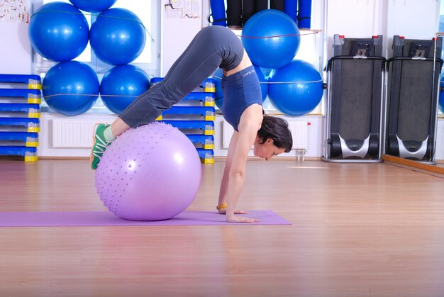 .glückliche junge Frau, die in einem Fitnessstudio trainiert