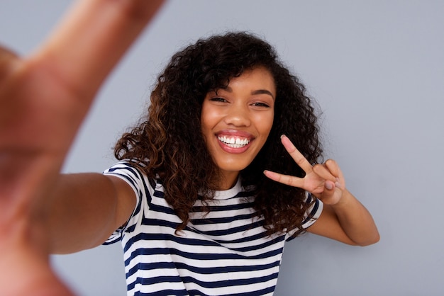 Glückliche junge Frau, die selfie lächelt und nimmt