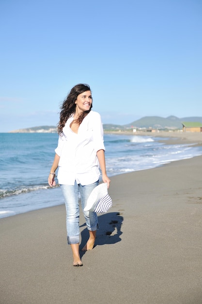 glückliche junge frau entspannen sich am morgen am schönen strand