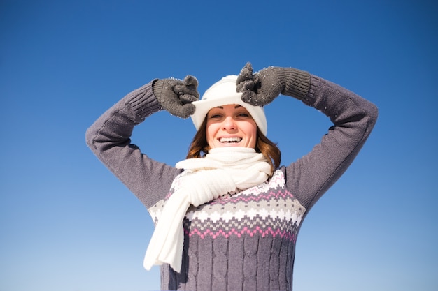 Glückliche junge Frau haben Spaß und genießen frischen Schnee am schönen Wintertag