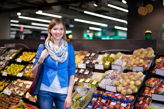 Glückliche junge Frau im Gemischtwarenladen