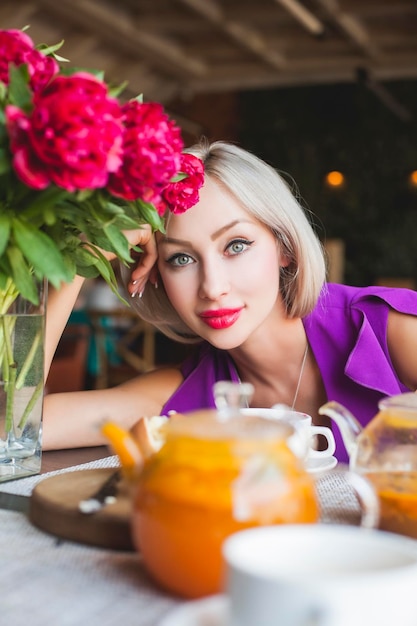 Glückliche junge Frau im Restaurant