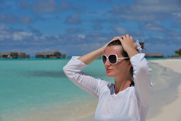 Glückliche junge Frau im Sommerurlaub am wunderschönen tropischen Strand, viel Spaß, genießen und entspannen