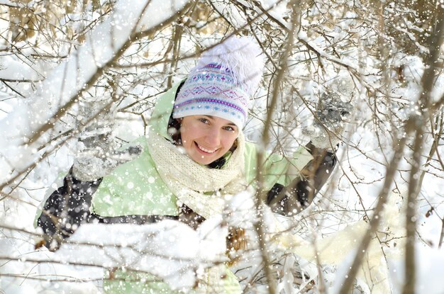 Glückliche junge Frau im Winter draußen