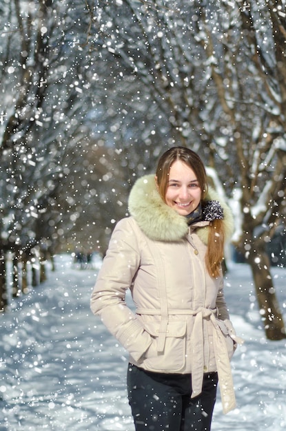 Glückliche junge Frau im Winter draußen