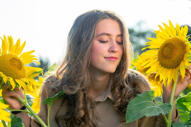 Glückliche junge Frau in blühenden Sonnenblumen