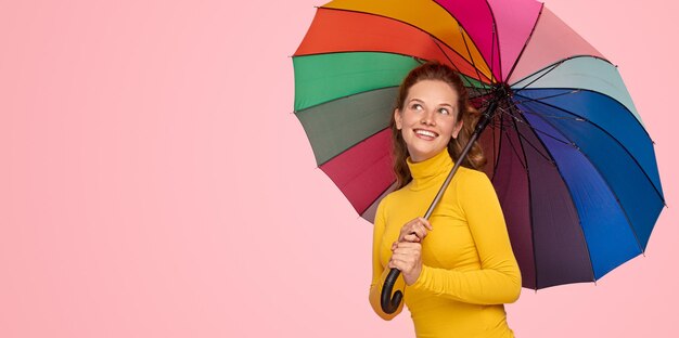 Glückliche junge Frau mit buntem Regenschirm