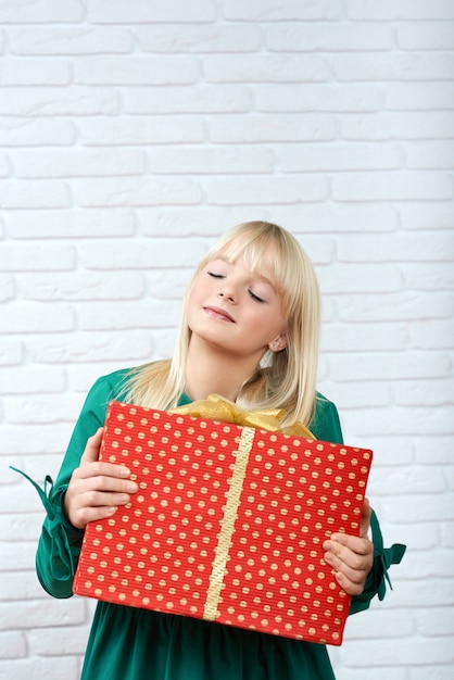 Glückliche junge Frau mit einem Geschenk