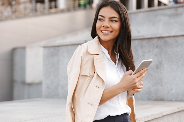 Glückliche junge Frau mit Handy