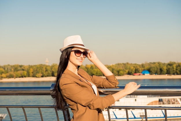 Glückliche junge Frau mit Sonnenbrille