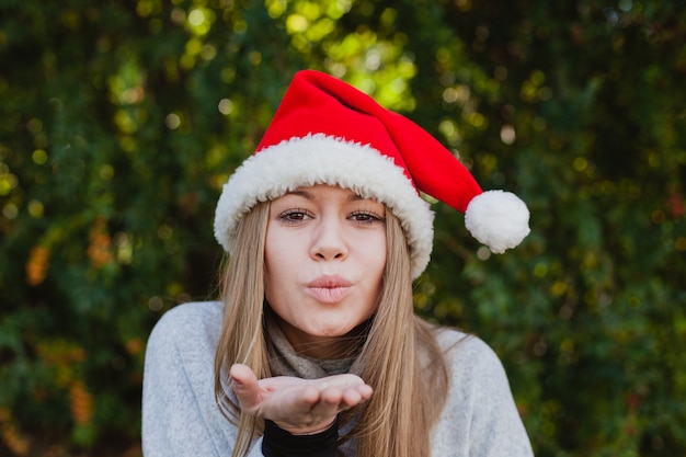 Glückliche junge Frau mit Weihnachtshut