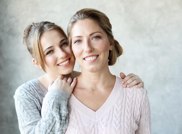 Foto glückliche junge frau und ihre mutter zu hause glückliche familie