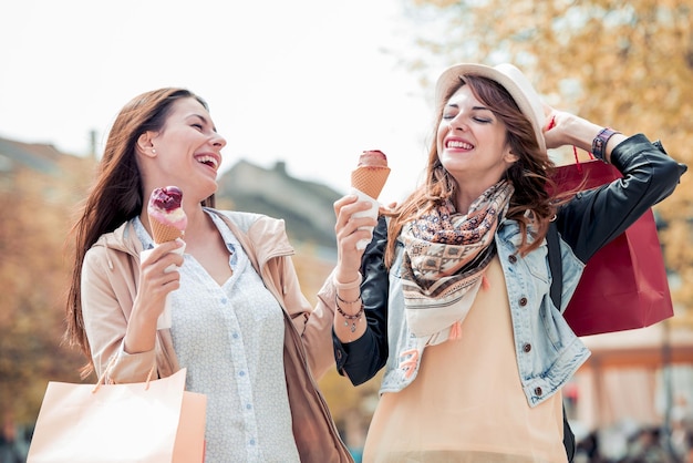 Glückliche junge Frauen mit Eis