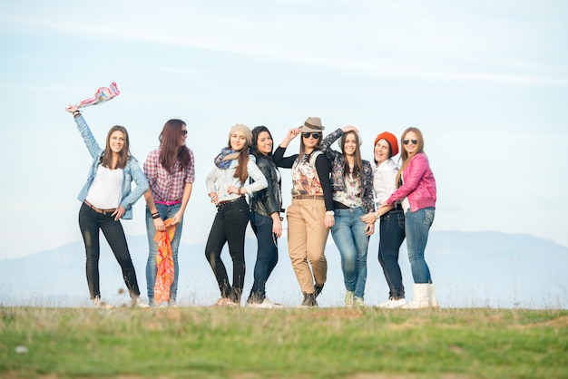 Glückliche junge Freunde an der Natur