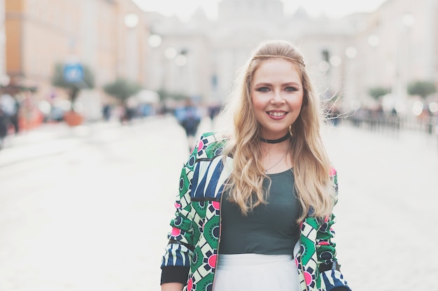 Glückliche junge Hipsterfrau in Rom