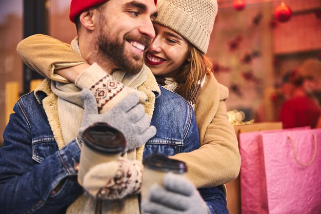 Glückliche junge Leute beim romantischen Dating im Freien