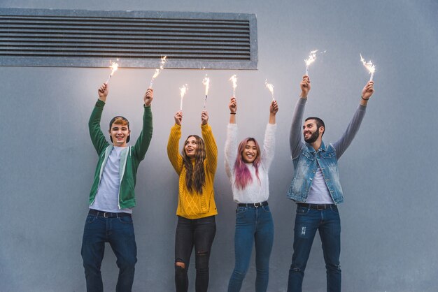 Glückliche junge Leute treffen sich im Freien. Gruppe von fröhlichen Teenagern, die Spaß haben