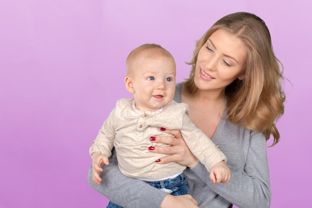 Glückliche junge Mutter und ihr Sohn