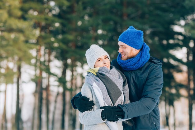 Glückliche junge Paare im Winter-Park, der Spaß lacht und hat