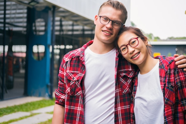 Foto glückliche junge paare in der liebesumarmung und einander und dem lächeln betrachtend