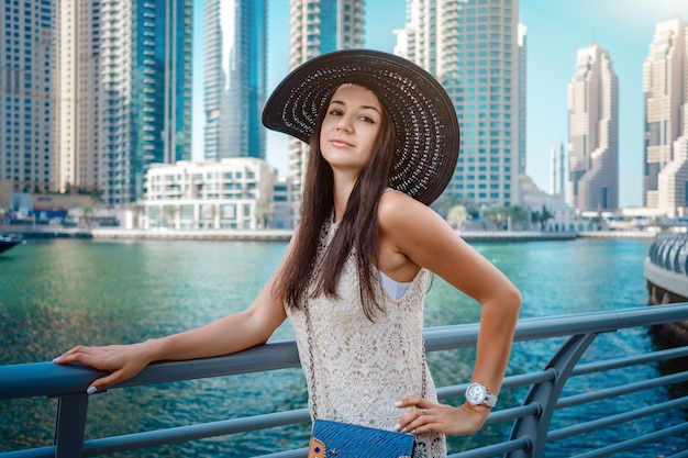 Glückliche junge Reisendfrau in der Großstadt Dubai