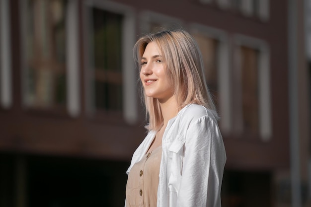 Glückliche junge schöne Frau, die auf die Straße geht Bild einer schönen stilvollen Frau