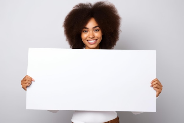 Glückliche junge schwarze Frau mit einem leeren weißen Bannerschild, isoliertes Studio-Porträt