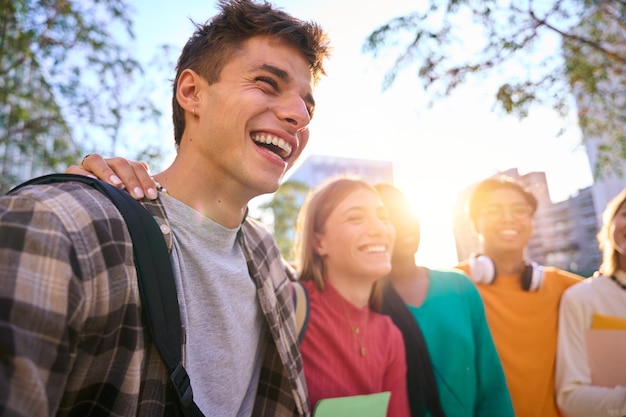 Foto glückliche junge studenten mehrerer rassen, die zusammen posieren und ein foto machen