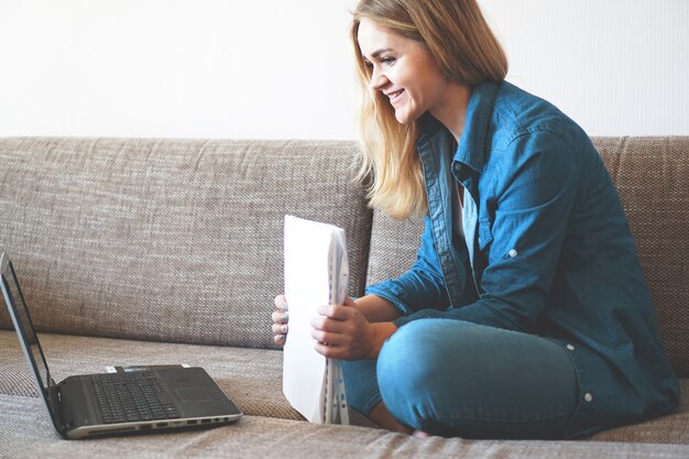 Glückliche junge studentin oder angestellte, die aufgeregt ist, gute nachrichten über einen neuen job zu lesen, viel, positives prüfungsergebnis, erfolg zu feiern