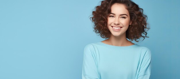 Glückliche kaukasische Frau zeigt auf leere Kopierfläche auf blauem Hintergrund Werbekonzept