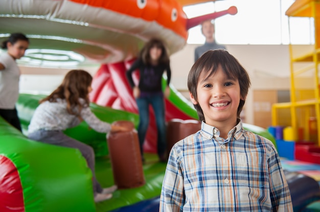 Glückliche Kinder am Innenspielplatz