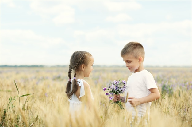 Glückliche Kinder auf dem Feld