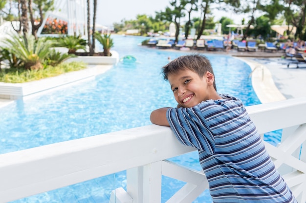 Glückliche Kinder auf den Sommerferien, die Spaß und glückliche Zeit haben