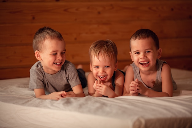 glückliche Kinder auf einem Bett