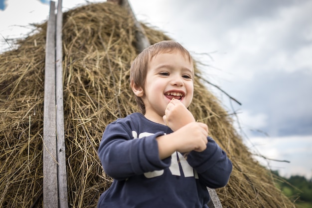 Glückliche Kinder beim Naturgenießen