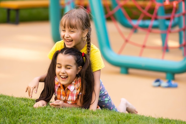 Glückliche Kinder, die draußen spielen, Kinder auf dem Spielplatz