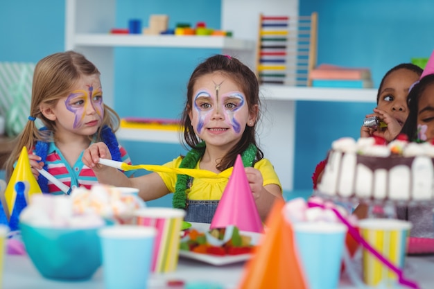 Glückliche Kinder, die einen Geburtstag feiern