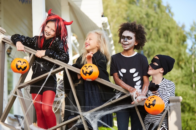 Foto glückliche kinder, die halloween genießen