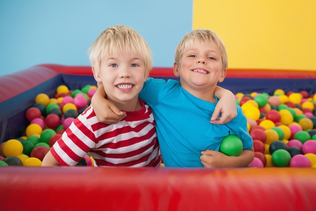 Glückliche Kinder, die im Ballpool spielen