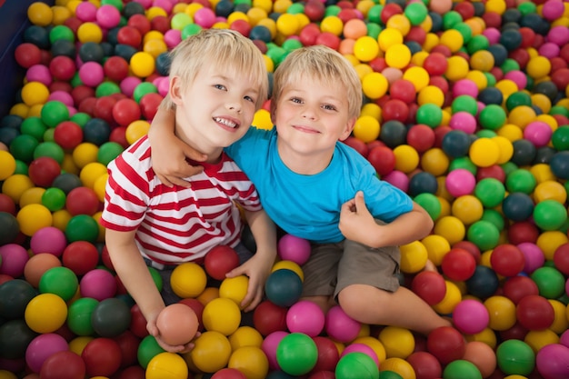 Glückliche Kinder, die im Ballpool spielen